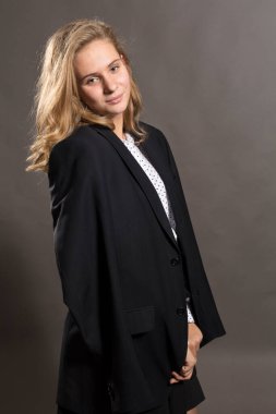 Uzun saçlı güzel bir kadının stüdyo portresi.