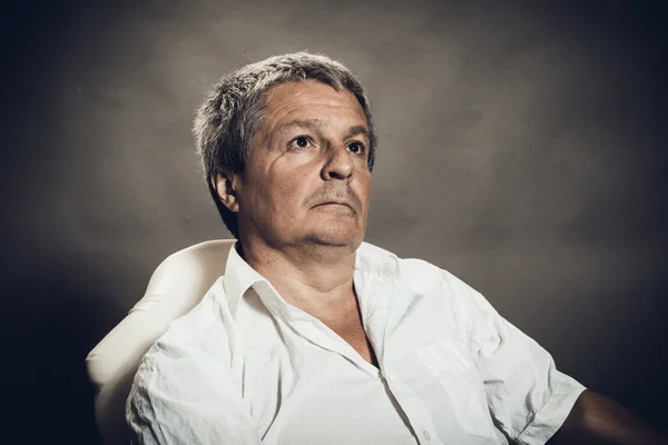 Solido uomo di mezza età studio ritratto su sfondo grigio. — Foto Stock