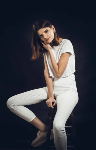 Studio portret van jonge mooie vrouw gekleed in een witte jeans en t-shirt — Stockfoto