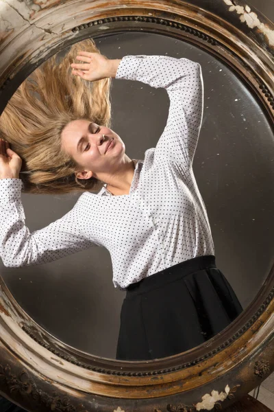 Jong mooi langharig vrouw op zoek naar vintage spiegel — Stockfoto