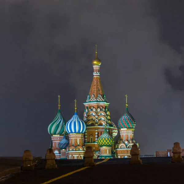 Red Square and St. Basils Cathedral in beautiful christmas illumination — Stock Photo, Image