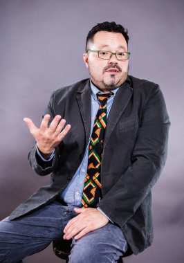 Gözlüklü, neşeli, duygusal portresi olan adam.