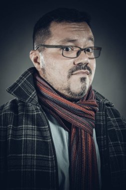 Gözlüklü, neşeli, duygusal portresi olan adam.