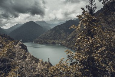 Ritsa Gölü 'nde bulutları olan güzel dağ manzarası