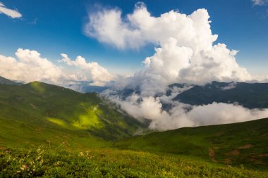 Kafkasya dağlarındaki güzel dağ manzarası Bulutlar ve mavi gökyüzü