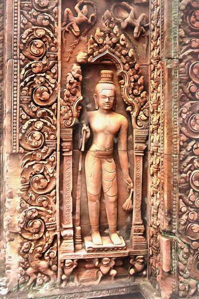 Banteay Srei tempel reliëfs kleurrijke schilderij lijkt op foto, Angkor, Cambodja — Stockfoto