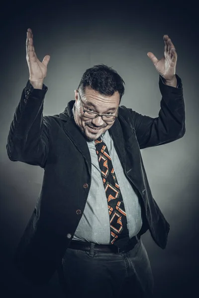 Hombre alegre sólido en gafas retrato emocional — Foto de Stock