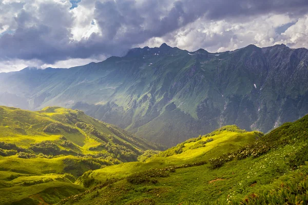 Hermoso paisaje de montaña con nubes en las montañas del Cáucaso —  Fotos de Stock