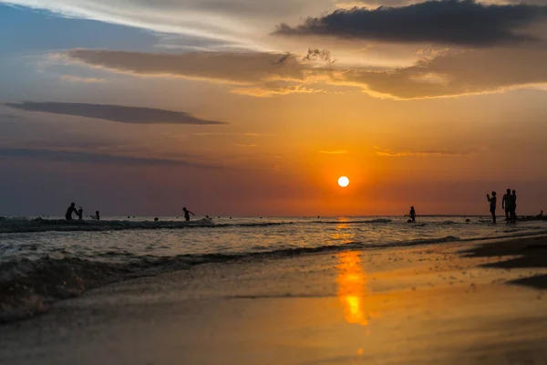Puesta de sol con hermosas nubes sobre la orilla del mar —  Fotos de Stock