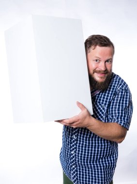 Logon için beyaz bir nesneyle tişörtlü neşeli sakallı adam.