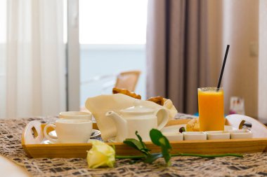 Kahvaltı için tepside lezzetli bir yemek.