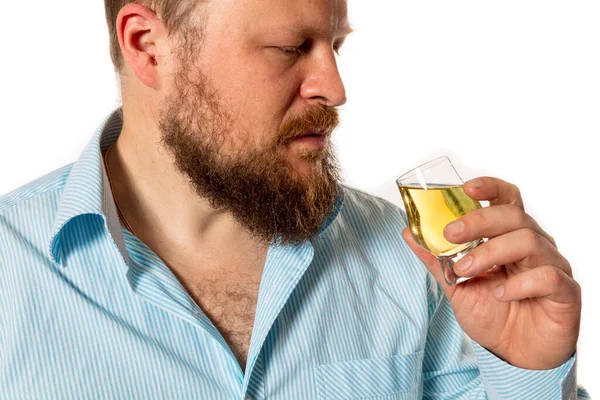 Homme barbu solide en chemise dégustation whisky studio portrait — Photo