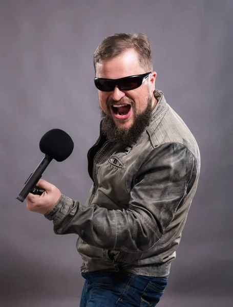 Bearded penyanyi rock emosional dengan potret studio mikrofon. — Stok Foto