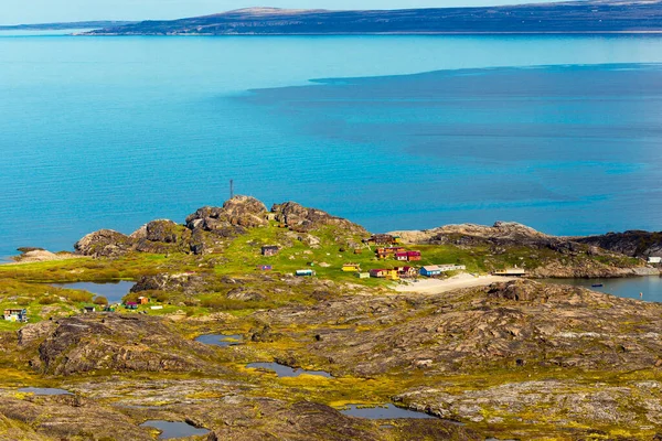 Prachtig arctisch zomerlandschap aan de Barentszzee. — Stockfoto