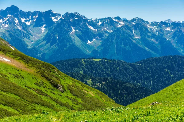 Piękny krajobraz górski na Kaukazie. — Zdjęcie stockowe