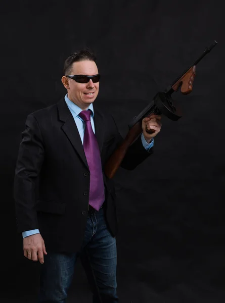 Dojrzały gangster w okularach przeciwsłonecznych ubrany w garnitur z pistoletem Tommy 'ego — Zdjęcie stockowe
