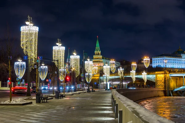 Éjszakai kilátás a Moszkva folyó töltésére karácsonyi megvilágítással — Stock Fotó