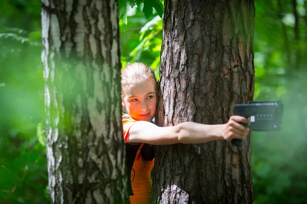 Dívka se zbraní hrající laser tag — Stock fotografie