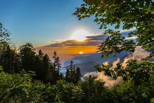 Tájkép hegyvidéki táj a Kaukázus hegység naplementekor.. — Stock Fotó