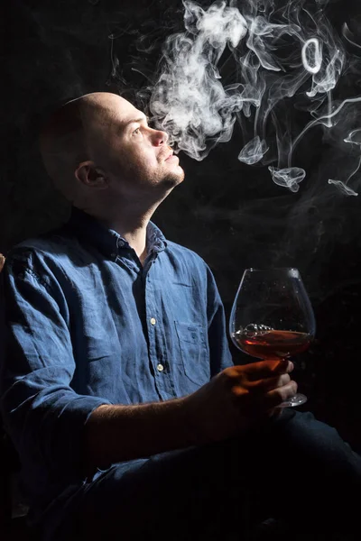 Fast skallig man i skjorta med glas whisky och rök studio porträtt. — Stockfoto