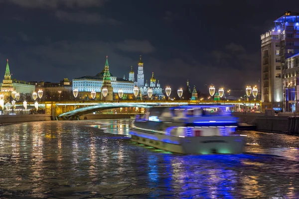 Téli kilátás Moszkva folyó, citiscape újévi megvilágítás. — Stock Fotó