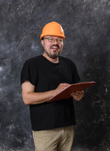 Мужчина средних лет в шлеме строительного надзирателя — стоковое фото