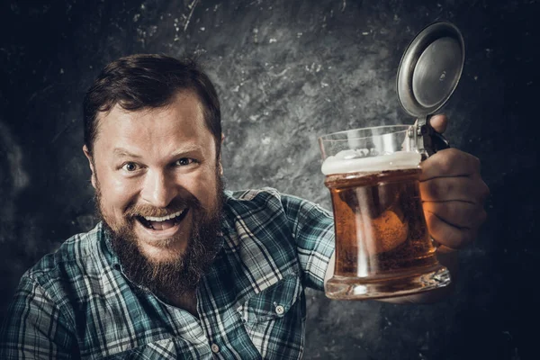 Homme barbu sourire mûr en chemise avec tasse de bière — Photo
