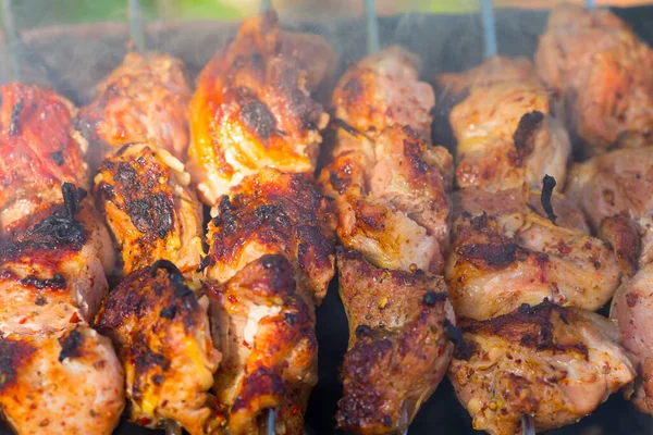 Detailní pohled na pečené maso připravované na grilu. — Stock fotografie