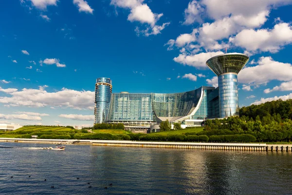 Paisaje urbano moderno con edificio gubernamental de la región de Moscú — Foto de Stock