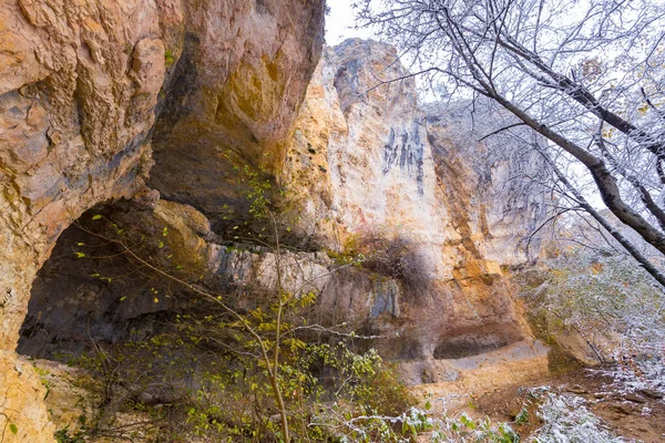 Arco de piedra en las montañas del Cáucaso con la primera nieve en otoño. —  Fotos de Stock