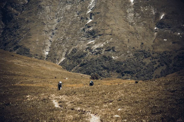 Beautiful mountain landscape with tourists hiking at Caucasus mountains. — Stock Photo, Image