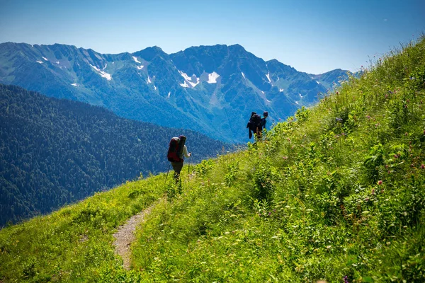 Hermoso paisaje de montaña con turistas senderismo en las montañas del Cáucaso. —  Fotos de Stock