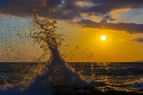 Hermosa escena costera con olas al atardecer — Foto de Stock