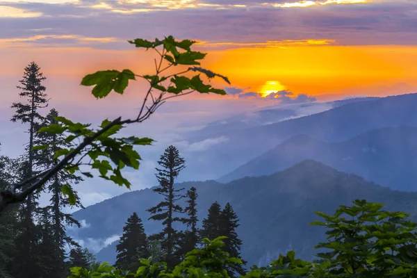 Paesaggio paesaggio montano alle montagne del Caucaso al tramonto — Foto Stock