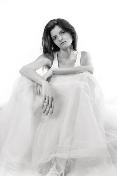 Jovem bela mulher sentada no vestido de tule retrato monocromático — Fotografia de Stock