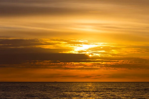 Bel tramonto sul Mar Baltico, Lituania. — Foto Stock