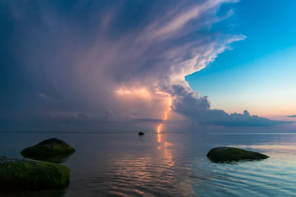 Bella scena con lungomare e fulmini marino estivo. — Foto Stock