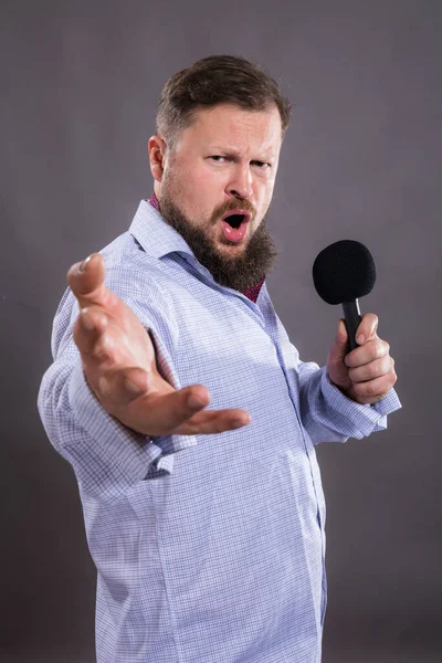 Cantautore emotivo barbuto con micrifono vestito di camicia — Foto Stock