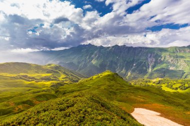 Kafkasya dağlarında bulutlu güzel dağ manzarası