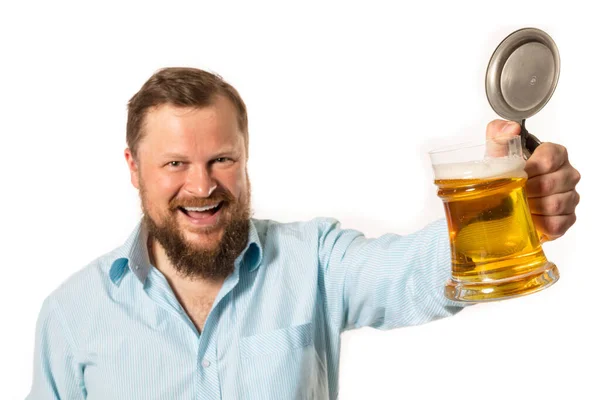 Solid lachende man met baard in shirt met biermok studio portret — Stockfoto