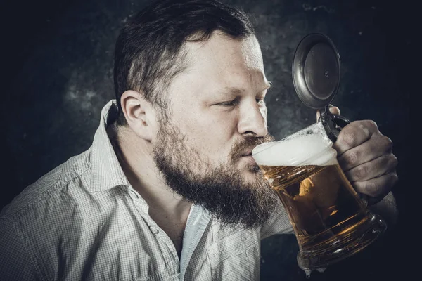 Homme barbu sourire mûr en chemise avec tasse de bière — Photo