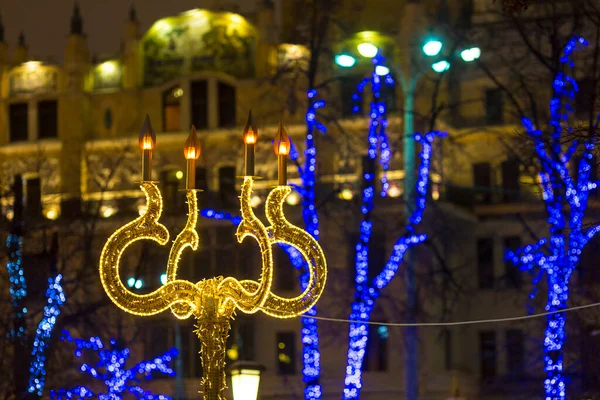 La ciudad hermosa Navidad calle iluminación en vacaciones de Año Nuevo — Foto de Stock