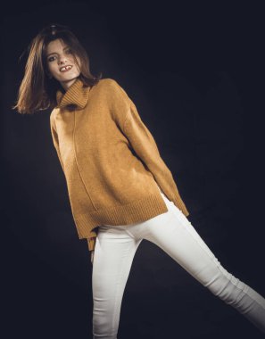 Süveter giymiş güzel bir kadının stüdyo portresi.