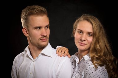 Siyah arka planda genç ve güzel bir çift..