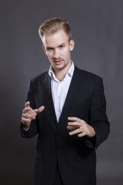 Takım elbiseli genç adam stüdyo resmi.