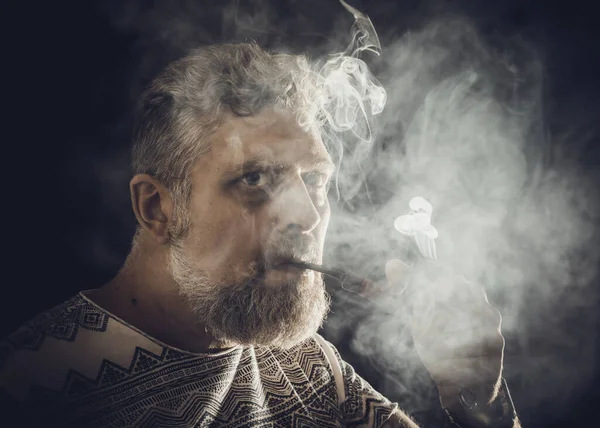 Hombre barbudo sólido fumar retrato de estudio de pipa sobre fondo negro. — Foto de Stock