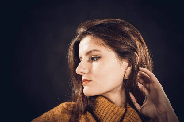 Studio portret van jonge mooie vrouw gekleed in trui — Stockfoto