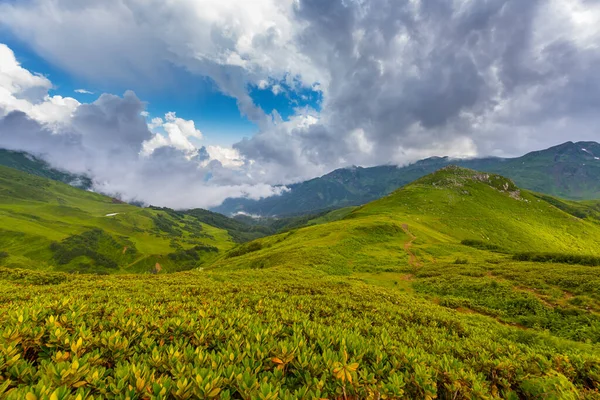 Bellissimo paesaggio montano con nuvole sulle montagne del Caucaso — Foto Stock