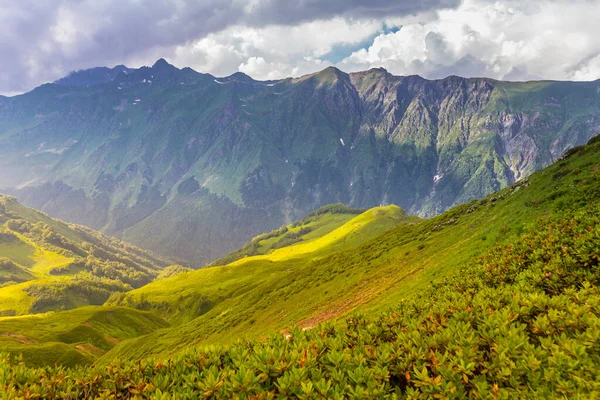 Hermoso paisaje de montaña con nubes en las montañas del Cáucaso —  Fotos de Stock