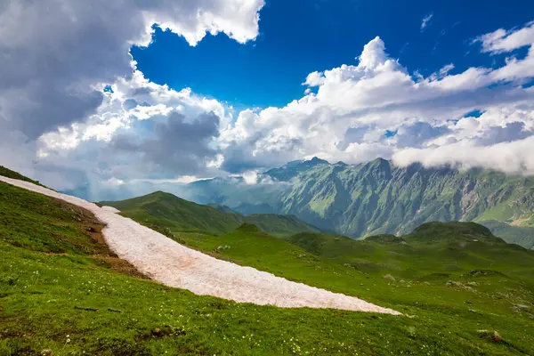 Hermoso paisaje de montaña en las montañas del Cáucaso con nubes y cielo azul —  Fotos de Stock